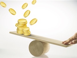 证券配资平台与传统券商融资有何不同？对比分析